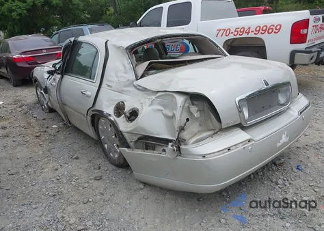 2005 Lincoln Town Car Signature Limited из США, поврежденный, VIN 1LNHM82W05Y664410